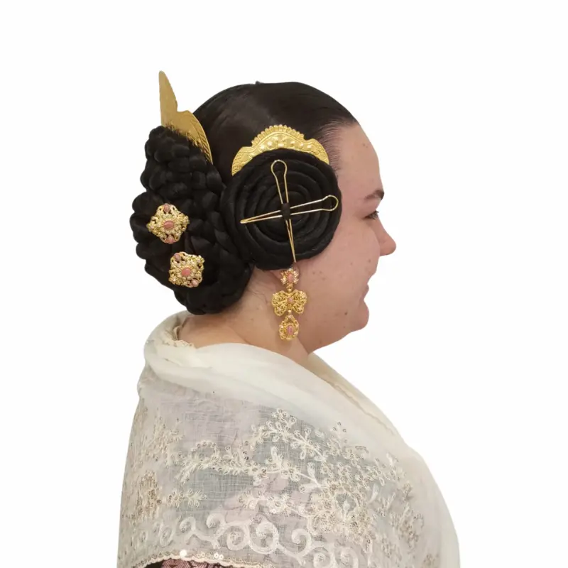 Rodetes de fallera de pelo sintético colocados en el lateral derecho, peinado tradicional con peinetas doradas y trenzas.