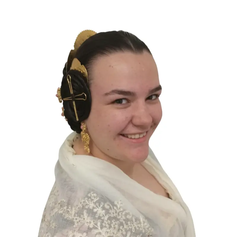 Peinado tradicional de fallera con rodetes laterales de fibra y aderezo dorado, vista frontal