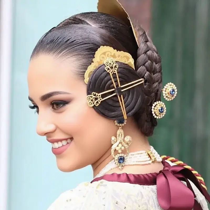 Vista lateral del conjunto de moño y rodetes de fallera cosidos de pelo sintético