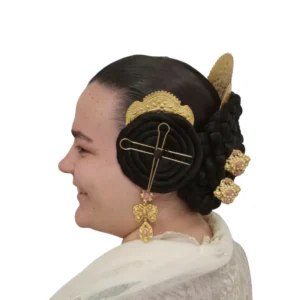 Moños y rodetes de fallera cosidos, de pelo sintético en peinado tradicional valenciano, vista lateral