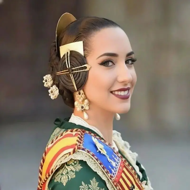 Moños de Fallera 11 Moño de fallera cosido con rodetes laterales de pelo sintético en peinado tradicional valenciano