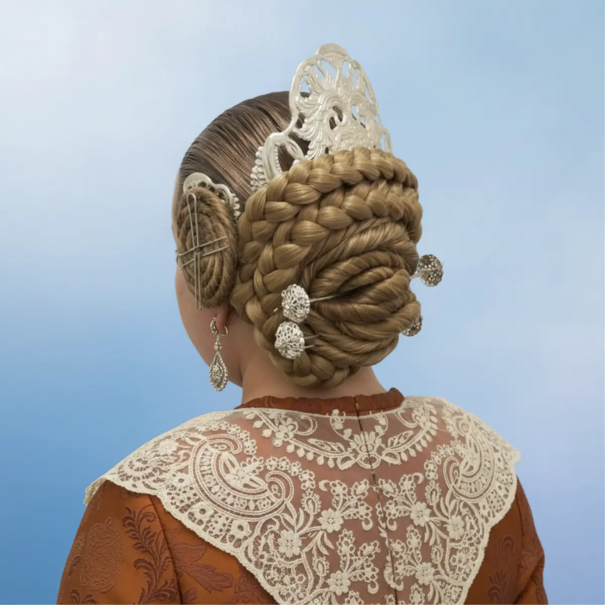 Trenzas Falleras 5 Vista trasera del juego de trenzas y rodetes de fallera en pelo sintético con moño tradicional valenciano montado