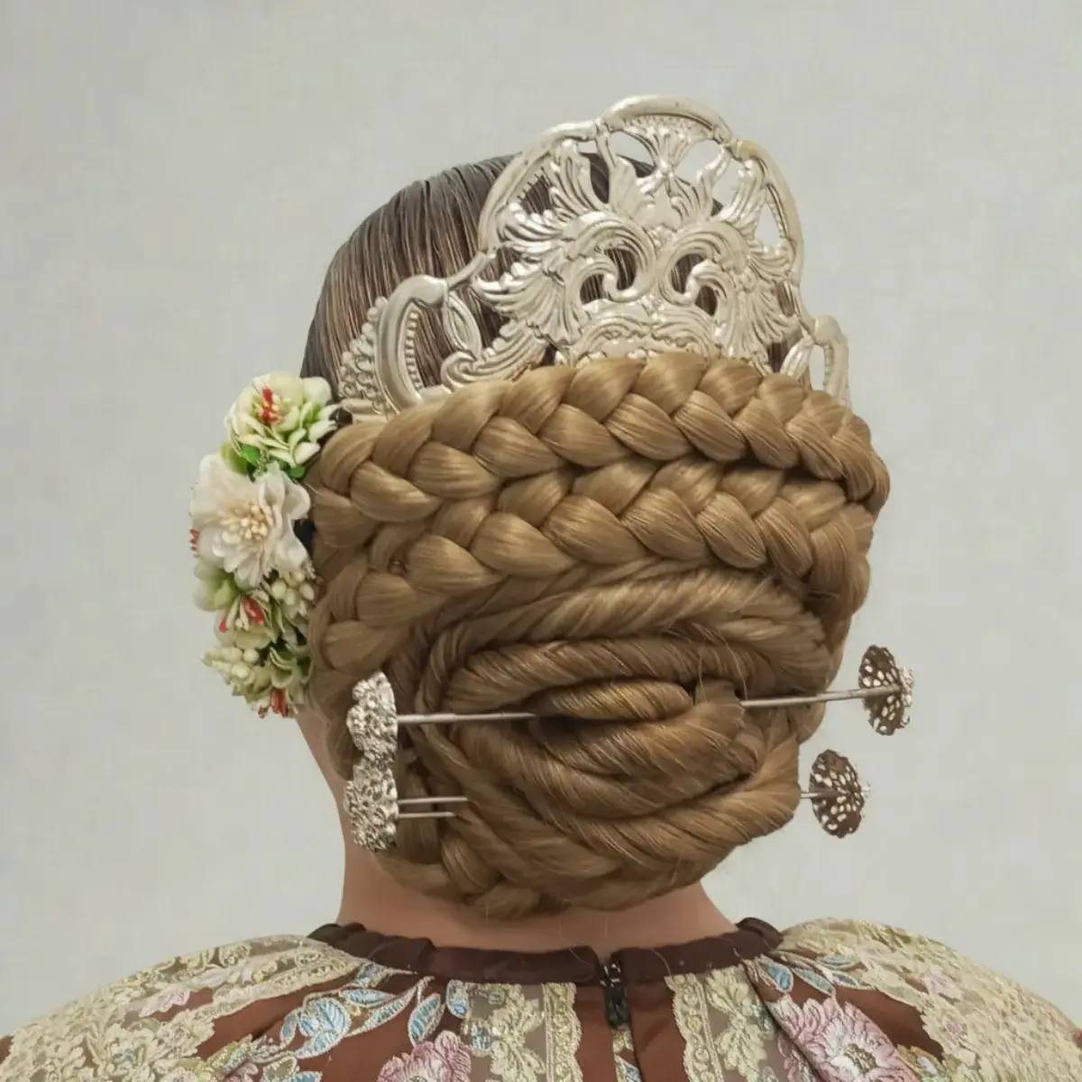 Trenzas Falleras 3 Trenzas falleras de pelo sintético integradas en el moño trasero tradicional