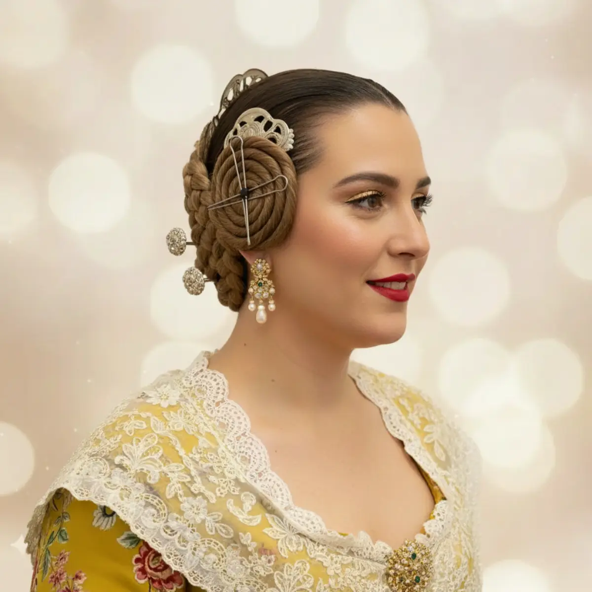 Curso Peinado de Fallera Manual 3 Moños 7 Vista frontal lateral del peinado tradicional de fallera con rodetes, mostrando pulido y acabado profesional en curso