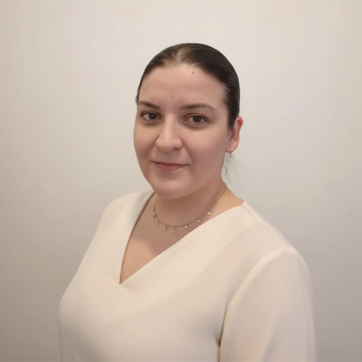 Formadora del curso de peinado de fallera manual de tres moños tradicionales