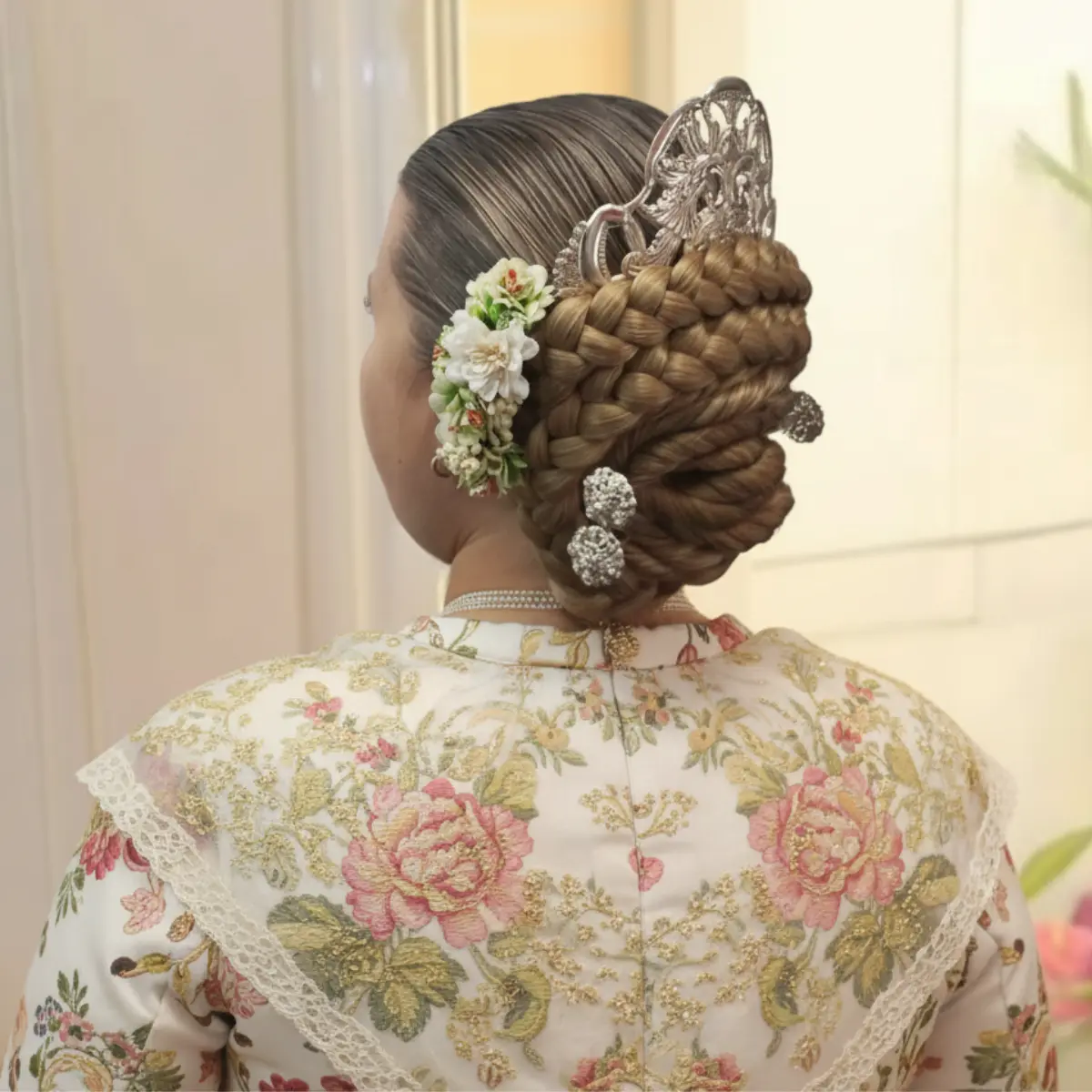 Pelo de Fallera: Calidad y Tradición para un Peinado Perfecto 4 Peinado tradicional de fallera con trenzas en fibra sintética rubio claro de alta calidad
