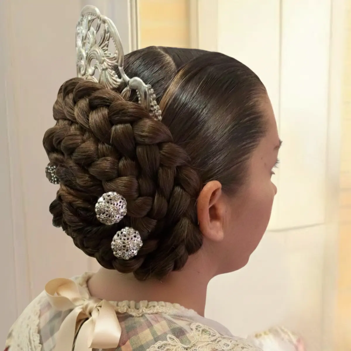 Pelo de Fallera: Calidad y Tradición para un Peinado Perfecto 5 Peinado tradicional de fallera con trenzas en fibra sintética rubio oscuro de alta calidad