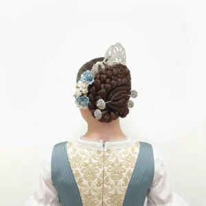 Tocado de flores huertana valenciana azul empolvado colocado en peinado tradicional
