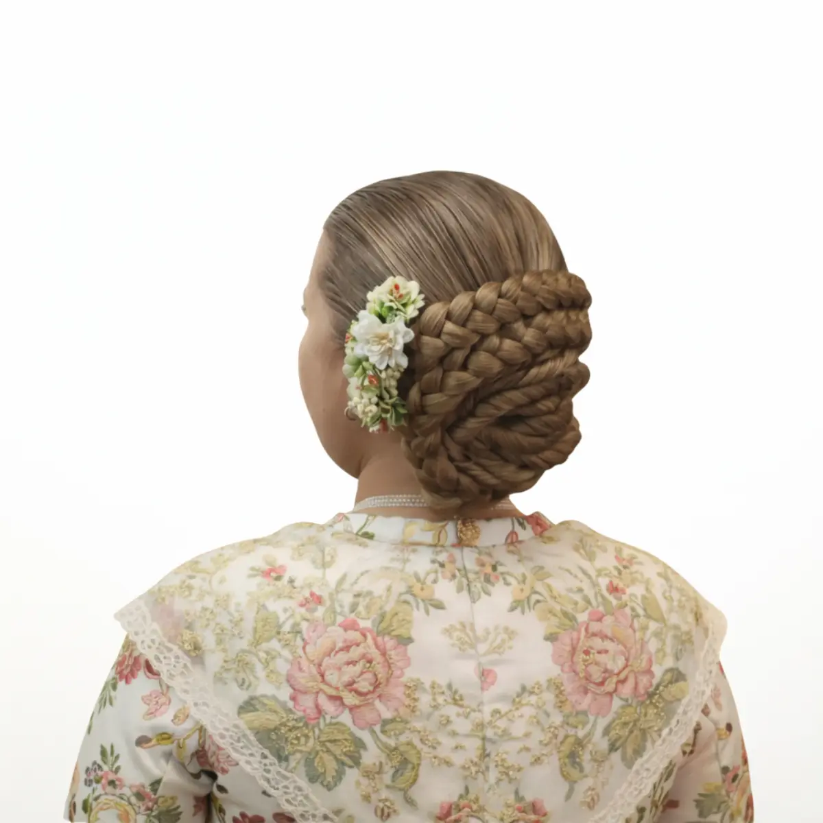 Moño alicantina siglo XVIII colocado en peinado tradicional con trenzas