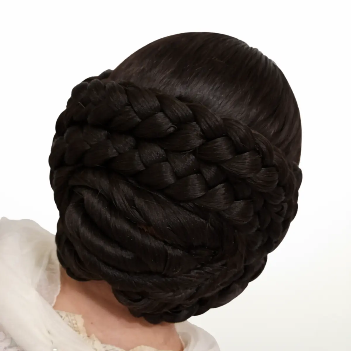 Detalle de trenzado en moño alicantina siglo XVIII mostrando volumen y acabado del peinado