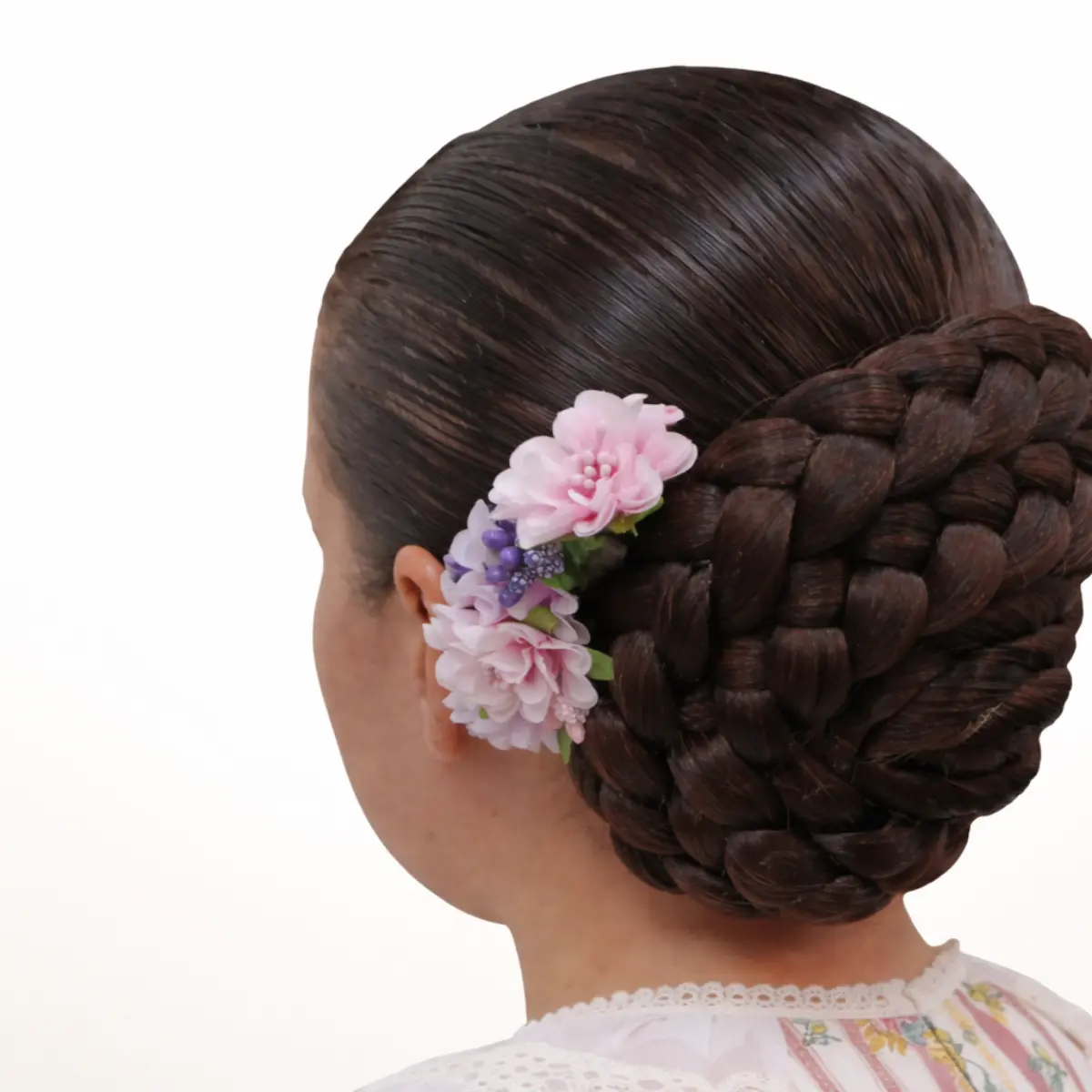 Moño alicantina siglo XVIII colocado en peinado tradicional con detalle lateral y trenzado