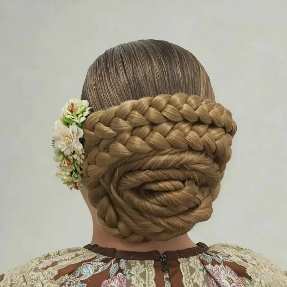 Moño alicantina siglo XVIII con trenzas en peinado tradicional de Alicante