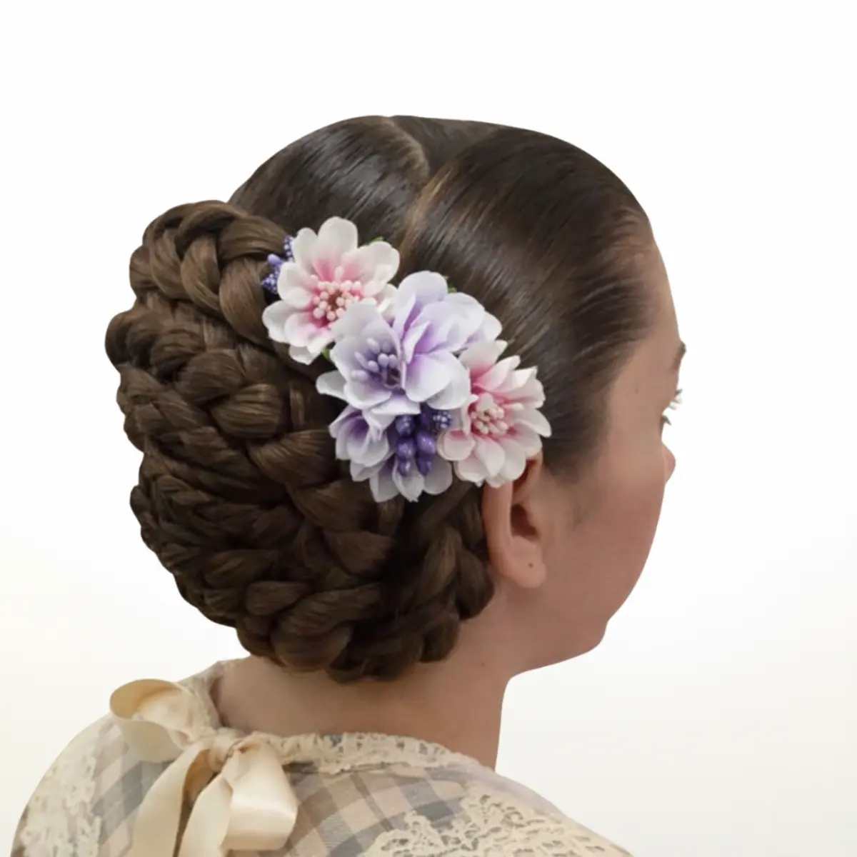 Moño alicantina siglo XVIII en vista lateral en peinado tradicional con trenzas