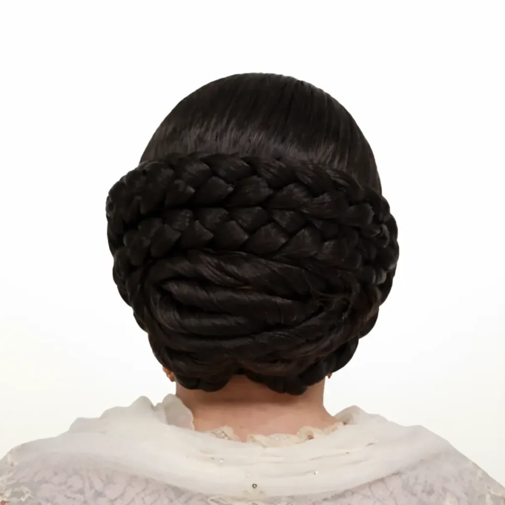 Moño alicantina siglo XVIII visto por detrás en peinado tradicional con trenzas